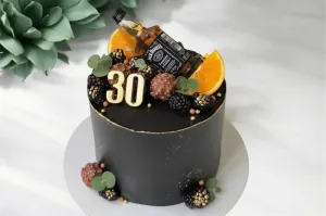 Торт для мужчины  с бутылочкой виски